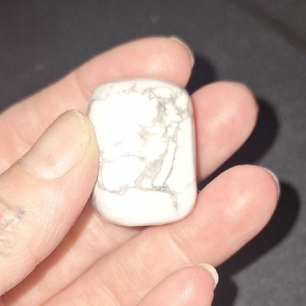 Howlite Tumble Stone - Picture 8 of 9